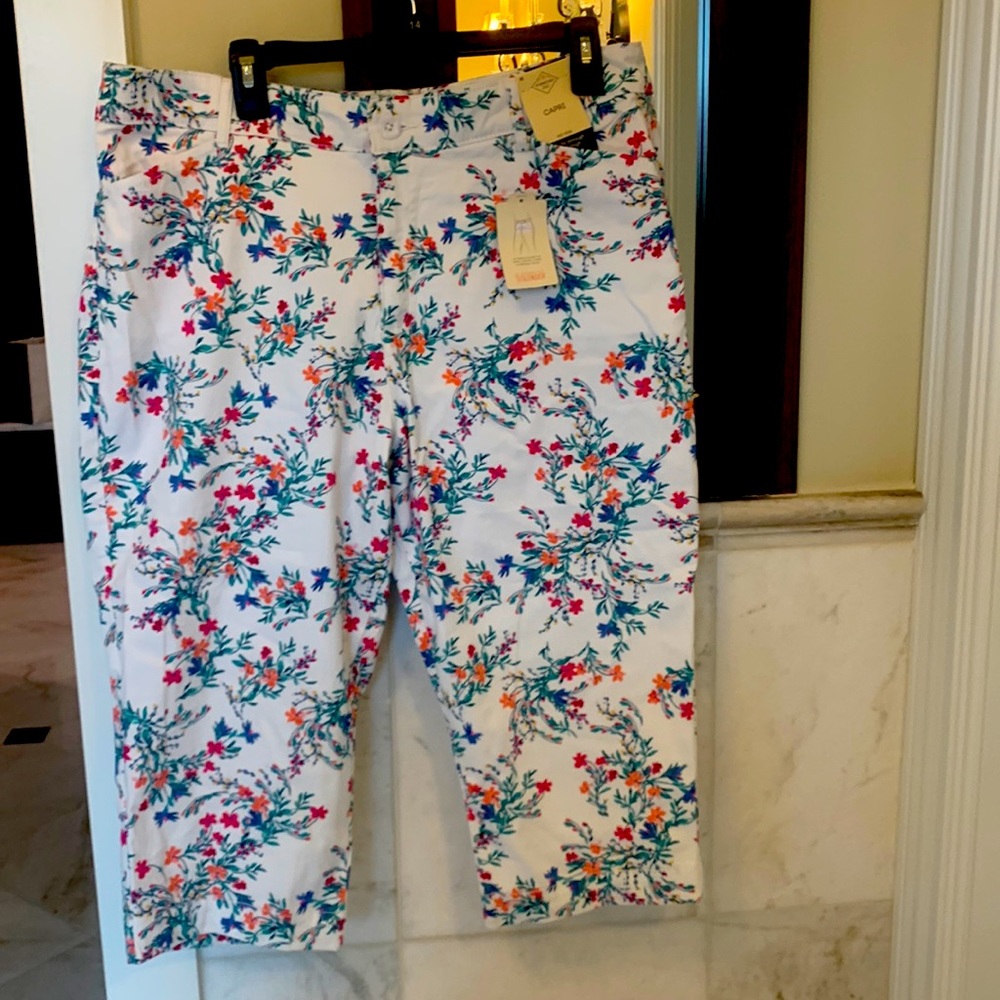Women’s mid-rise capri pants
